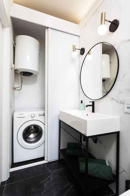 Verdant Oasis - Old Town - By Upstairs Apartament *