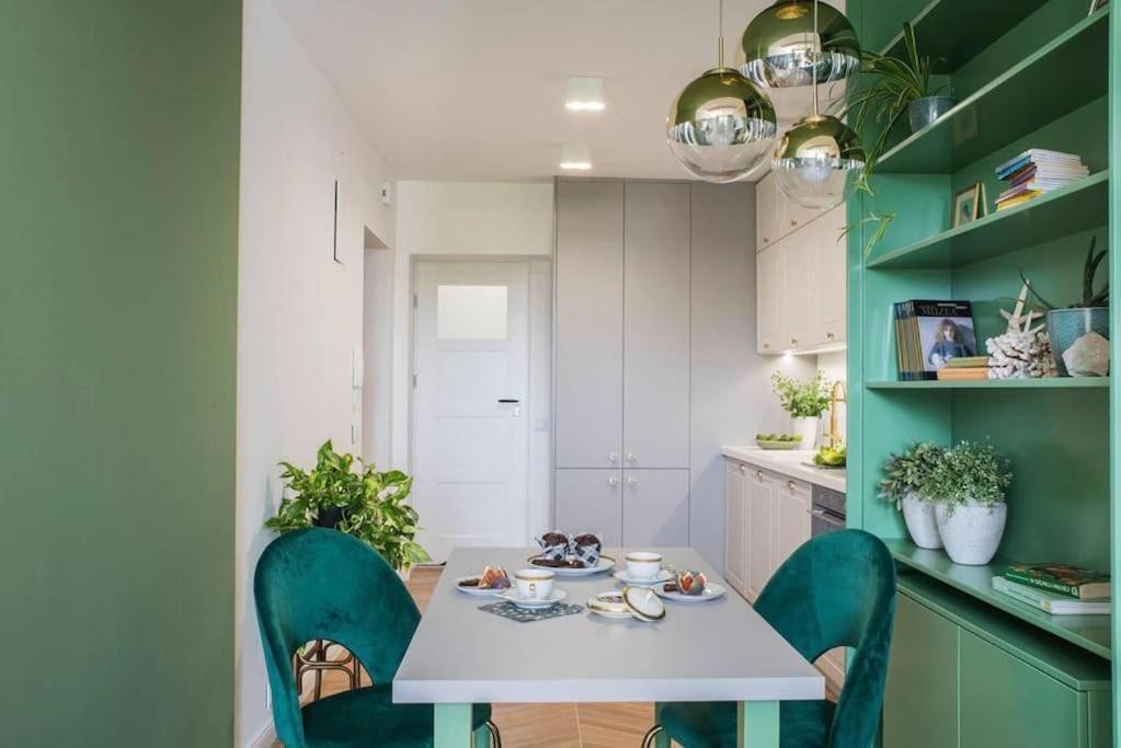 Verdant Oasis - Old Town - By Upstairs Apartament *